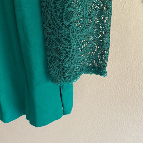 Gorgeous emerald green lace top - Picture 5 of 6